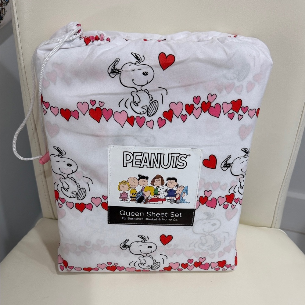 Peanuts Snoopy and Hearts Queen Sheet Set - Red, Pink, White